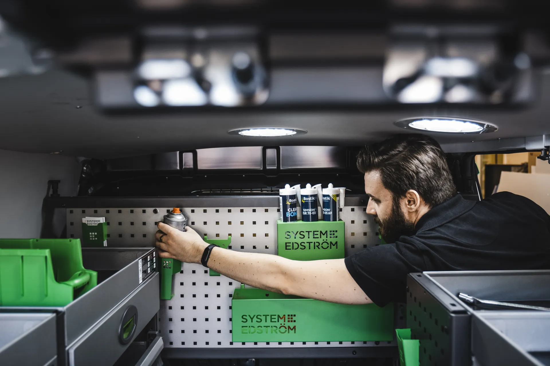 System Edström hyllsystem i servicebil