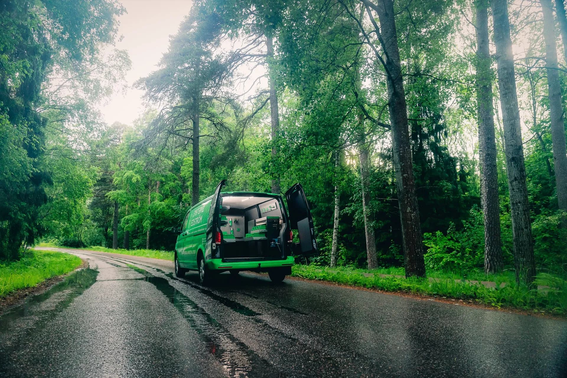 Servicebil med bilinredning i skogsmiljö