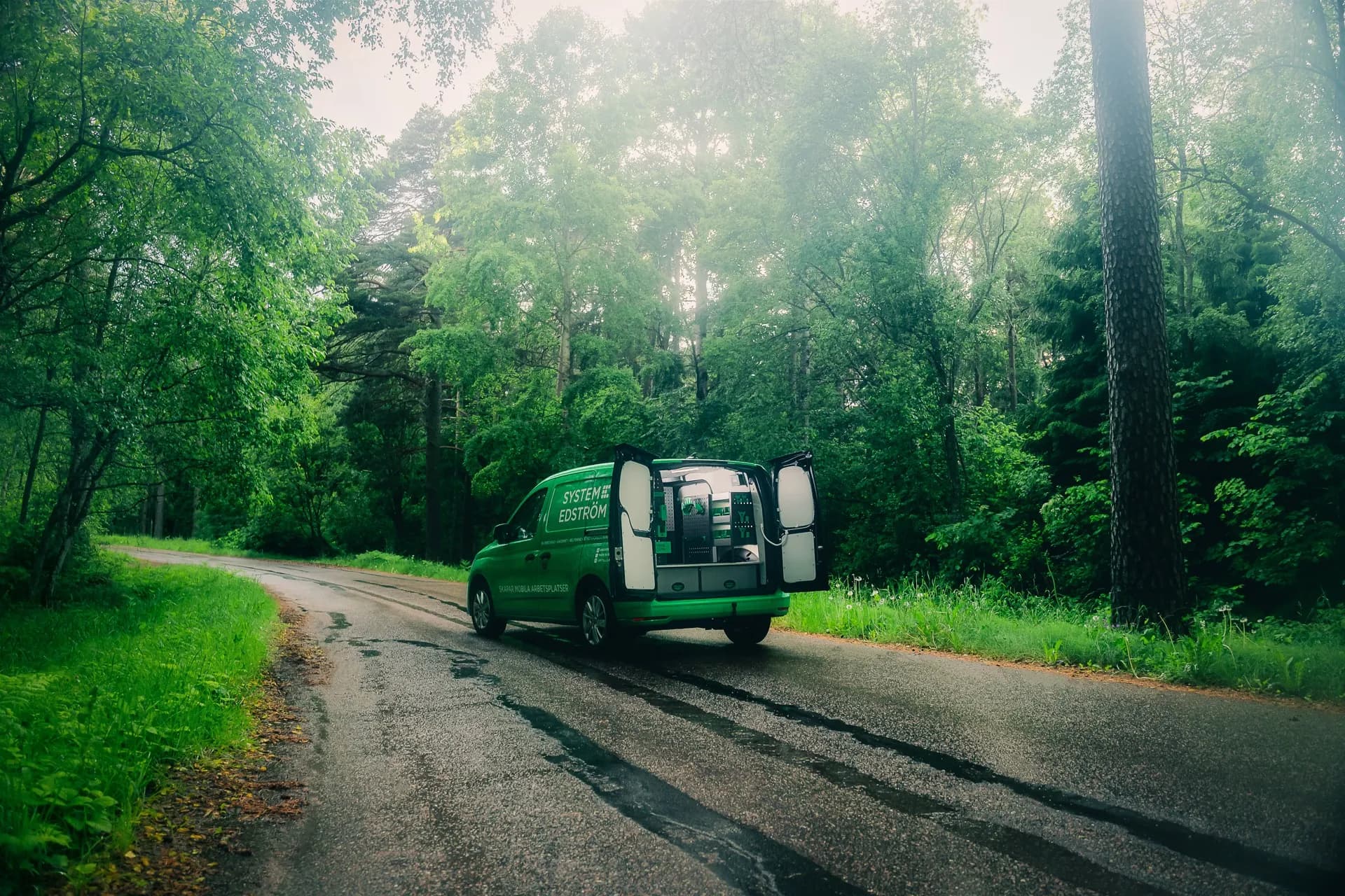 Servicebil med bilinredning i skogsmiljö