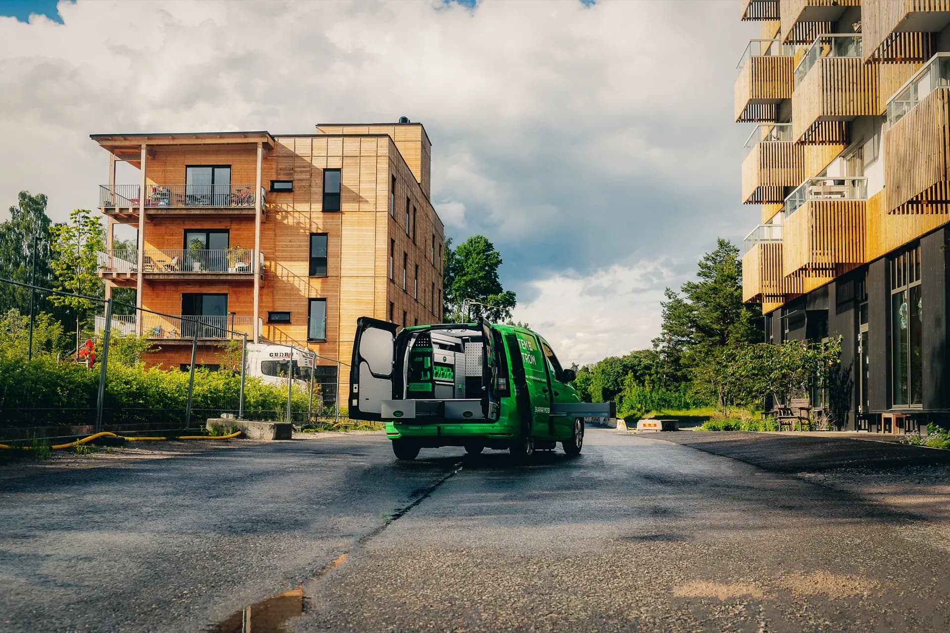 Servicebil vid bostadsområde
