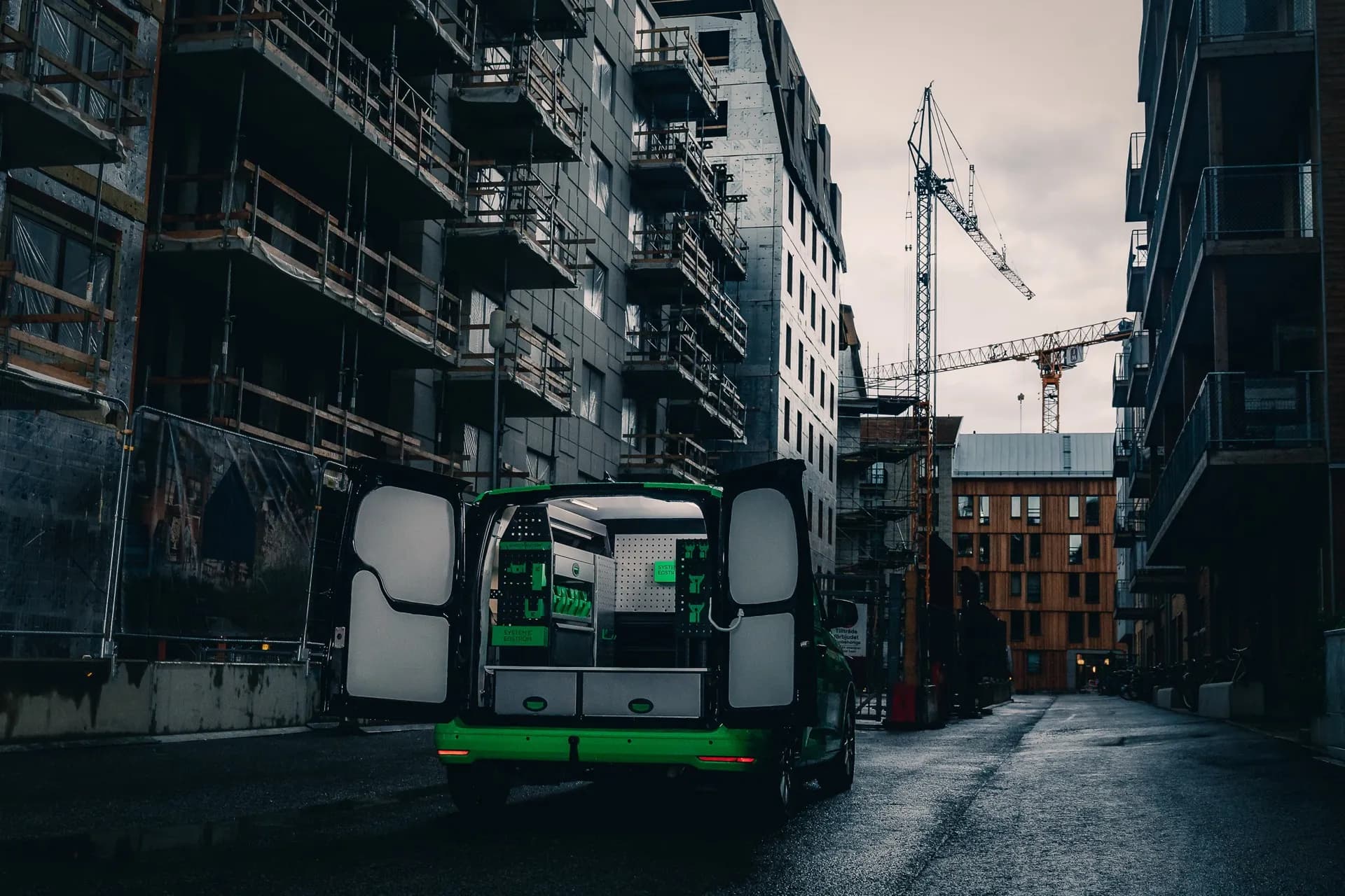 Servicebil med bilinredning på byggarbetsplats