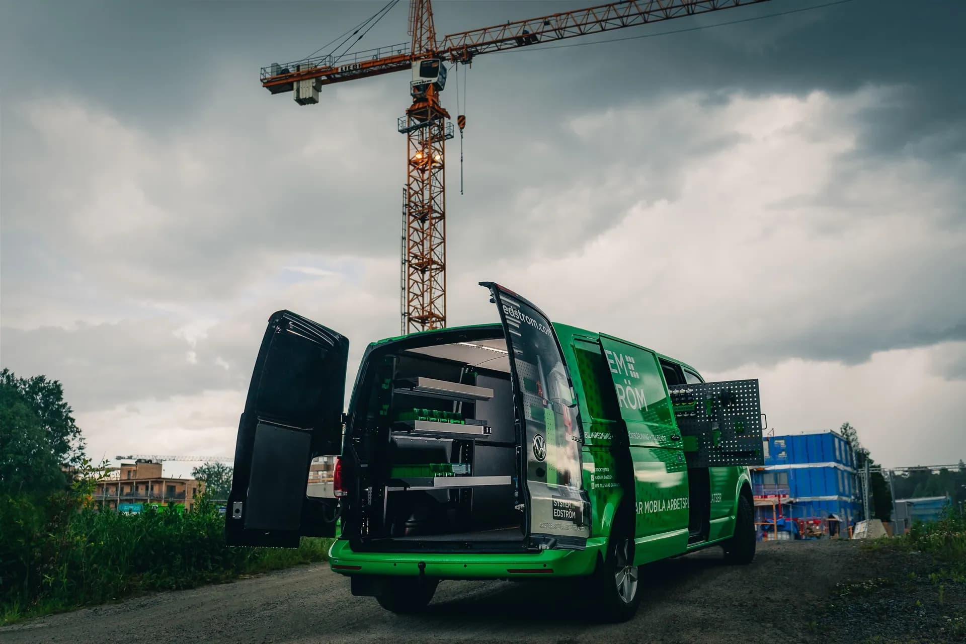 Servicebil med bilinredning på byggarbetsplats