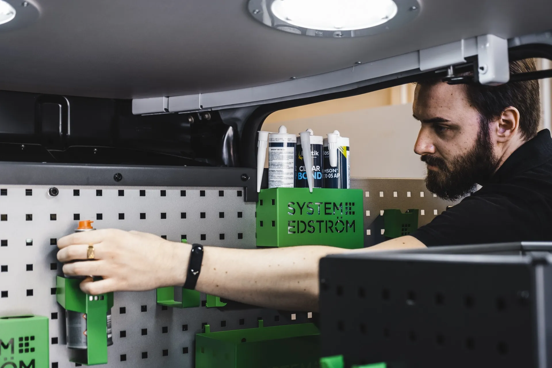 Bilinredning med hyllsystem