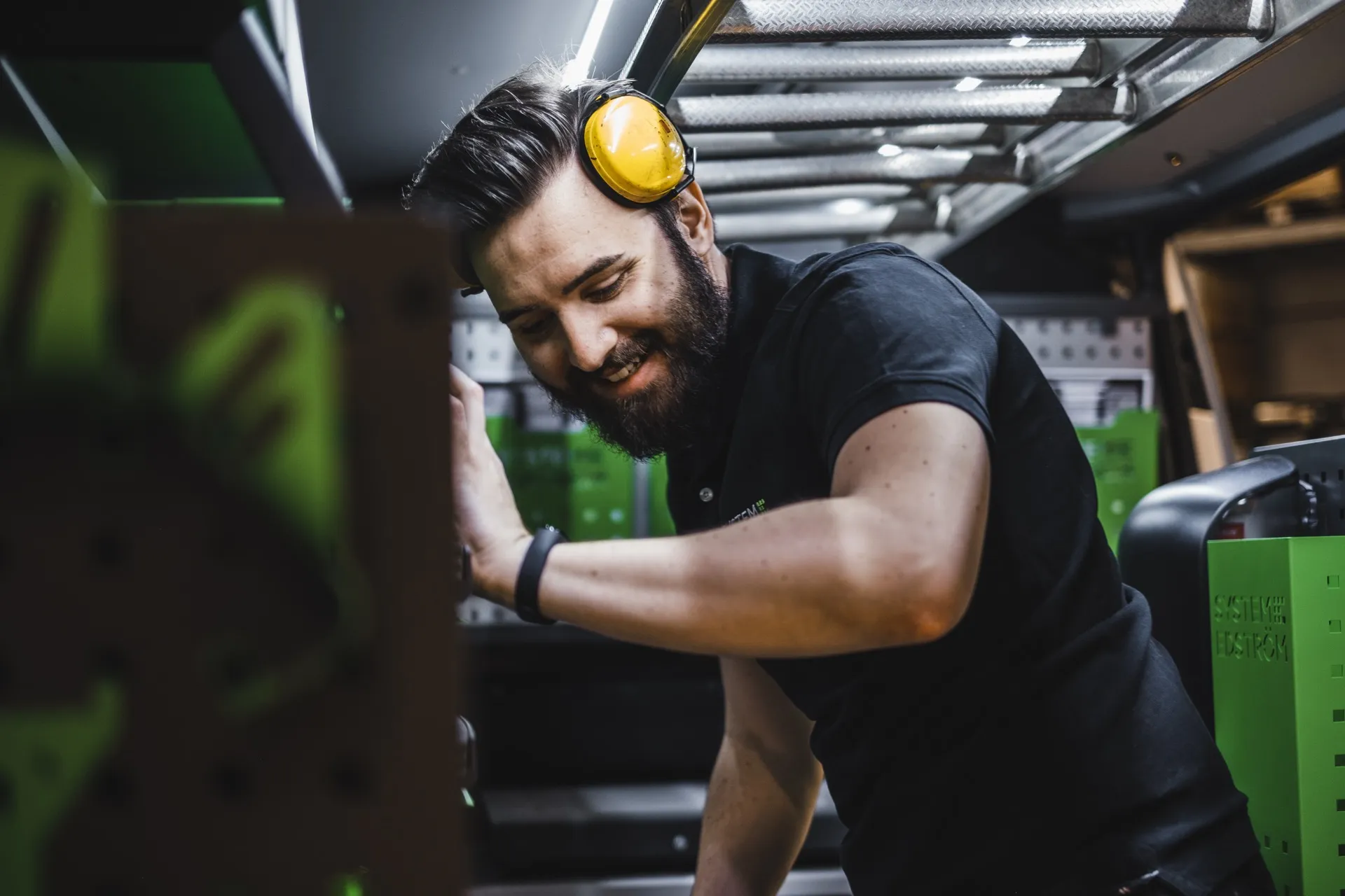 Montör installerar bilinredning